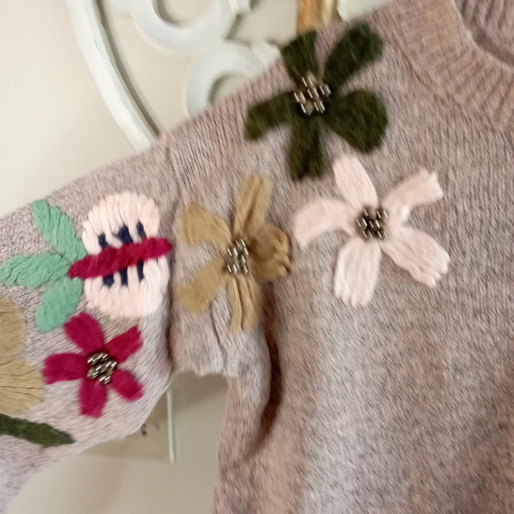 Embroidered Floral Oversized Sweater - Picture 7 of 17